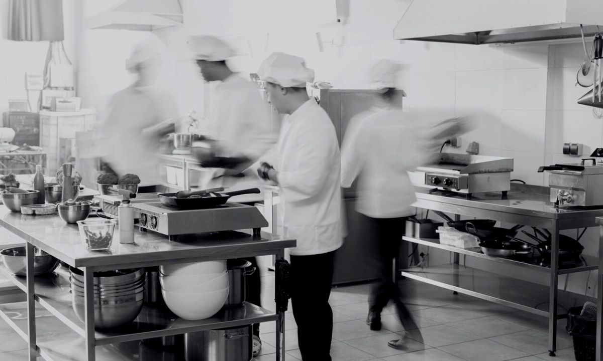 A photo of a busy restaurant kitchen