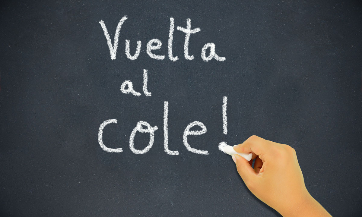 This is a photo of a chalkboard with the phrase "Vuelta al Cole" written on it.